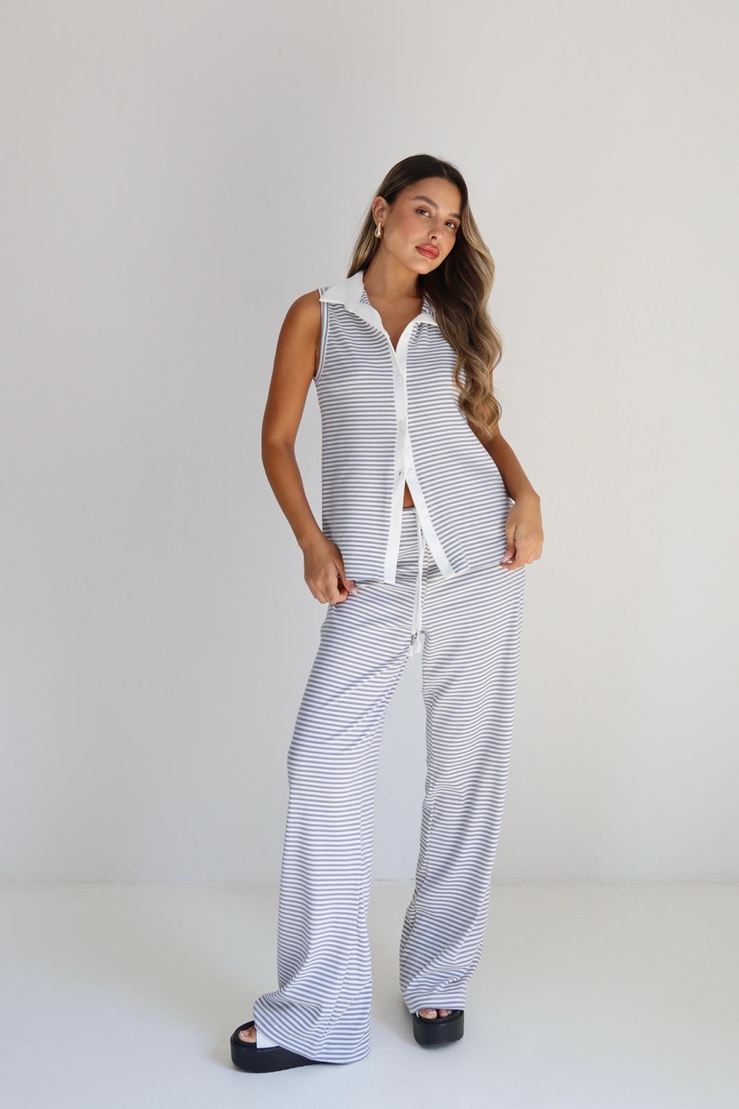 36e58333-6359-49f8-ae76-79b44c3befff חליפת פסים צווארון – תמונה 1