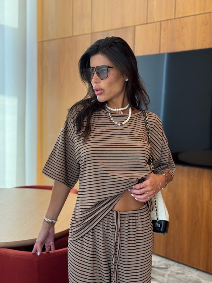 ⁦חליפת אוברסייז פסים⁩ – תמונה ⁦2⁩