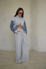 ⁦חליפה שילוב ג׳ינס⁩ – תמונה ⁦8⁩