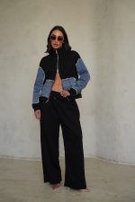 ⁦חליפה שילוב ג׳ינס⁩ – תמונה ⁦4⁩