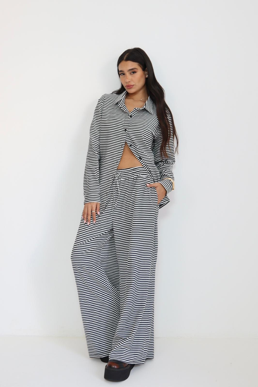 0bf6eb1d-6760-4560-9d50-23cfeb4b8b01 חליפת מכופתרת פסים – תמונה 1