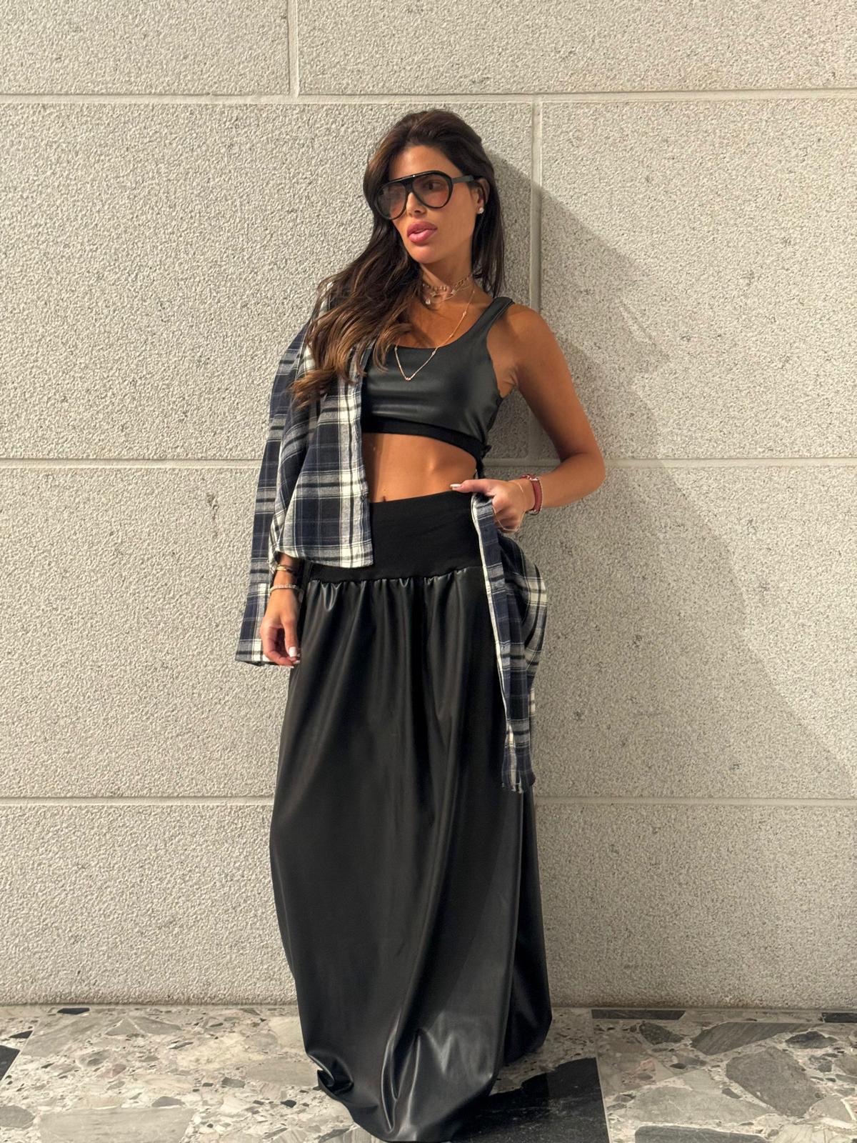 2404a383-72a7-4e0e-a369-51ee4d110f49 חליפת טופ חצאית עור – תמונה 3