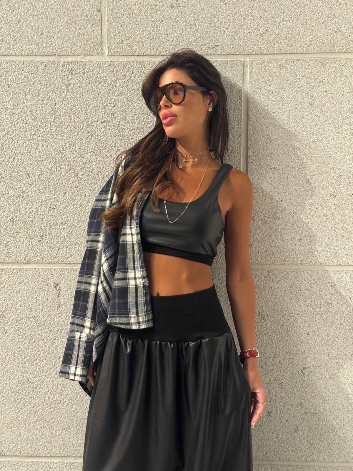 595e8290-452a-494b-a75b-217ea2614dbb חליפת טופ חצאית עור – תמונה 4