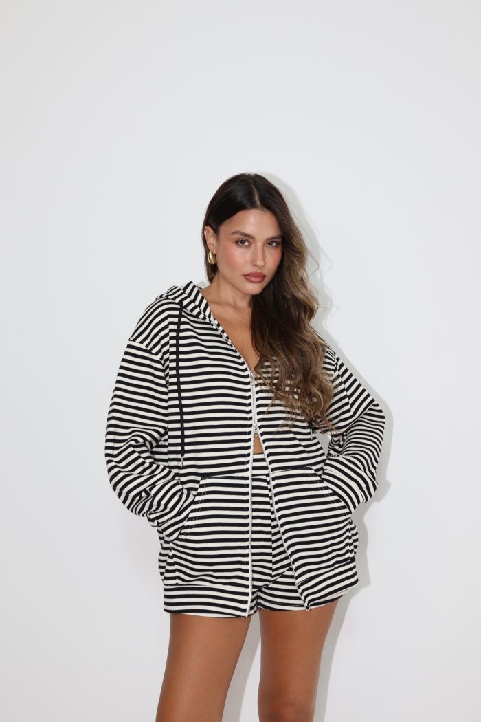 ⁦חליפת קפוצ׳ון פסים שורט⁩ – תמונה ⁦2⁩