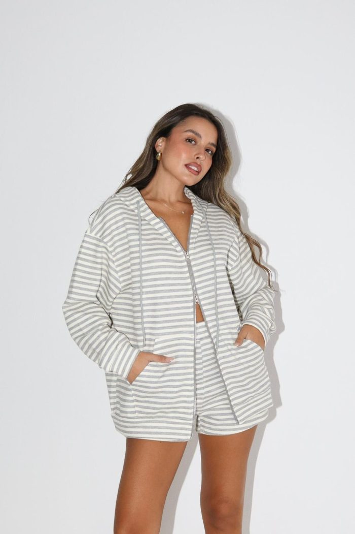 ⁦חליפת קפוצ׳ון פסים שורט⁩ – תמונה ⁦7⁩