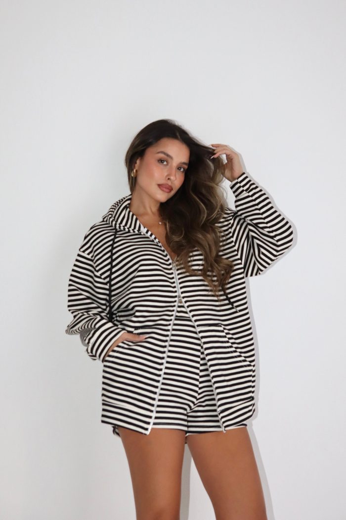 ⁦חליפת קפוצ׳ון פסים שורט⁩ – תמונה ⁦4⁩
