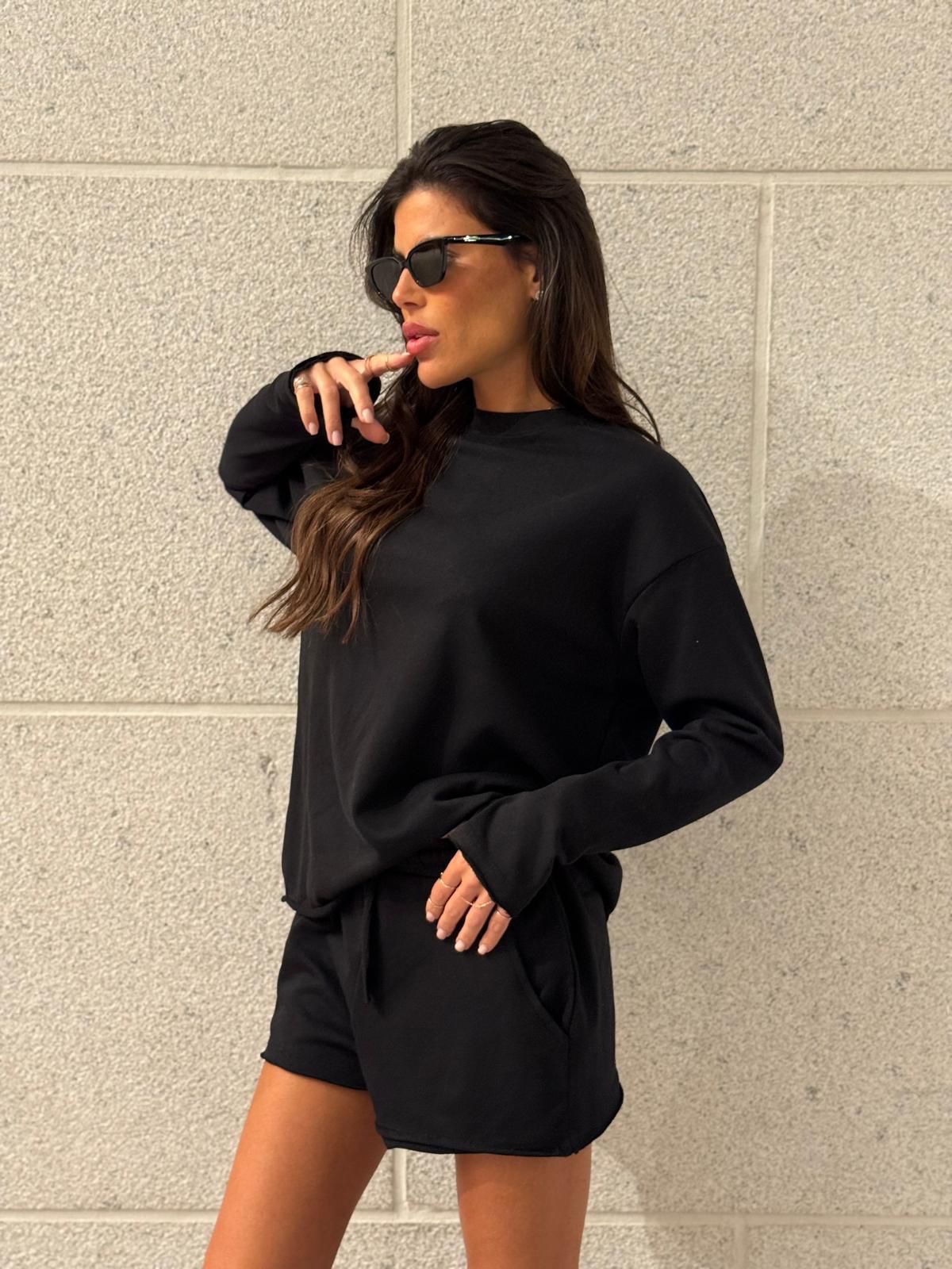 d6981996-e626-4da8-a064-2848d911fd14 חליפת אוברסייז שורט – תמונה 4