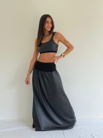 חליפת טופ חצאית עור – תמונה 3