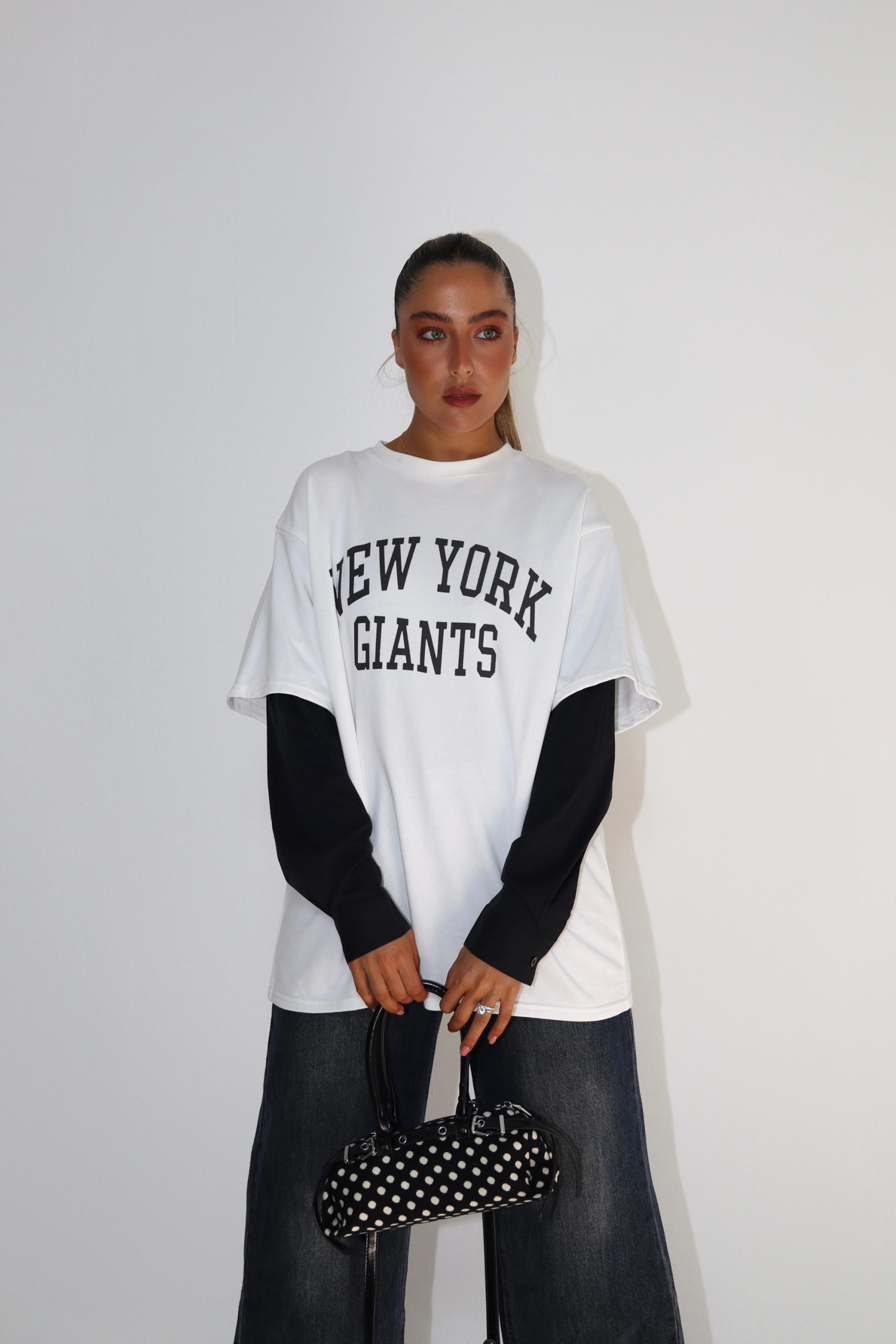 e33f2870-ae7a-4b7a-995a-3fef5aa7b881-2 חולצת כיתוב שרוול כפול – תמונה 1