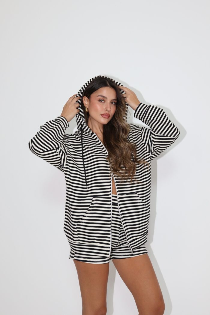 ⁦חליפת קפוצ׳ון פסים שורט⁩ – תמונה ⁦3⁩