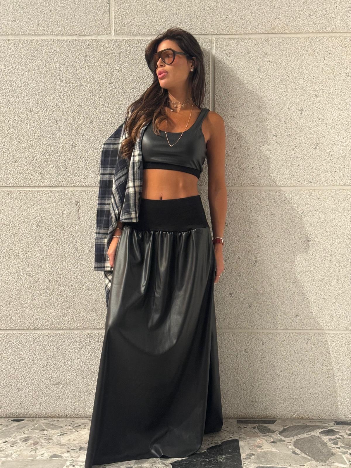 e58f7c40-a8bd-4a47-830e-a6f1ae24dece חליפת טופ חצאית עור – תמונה 1