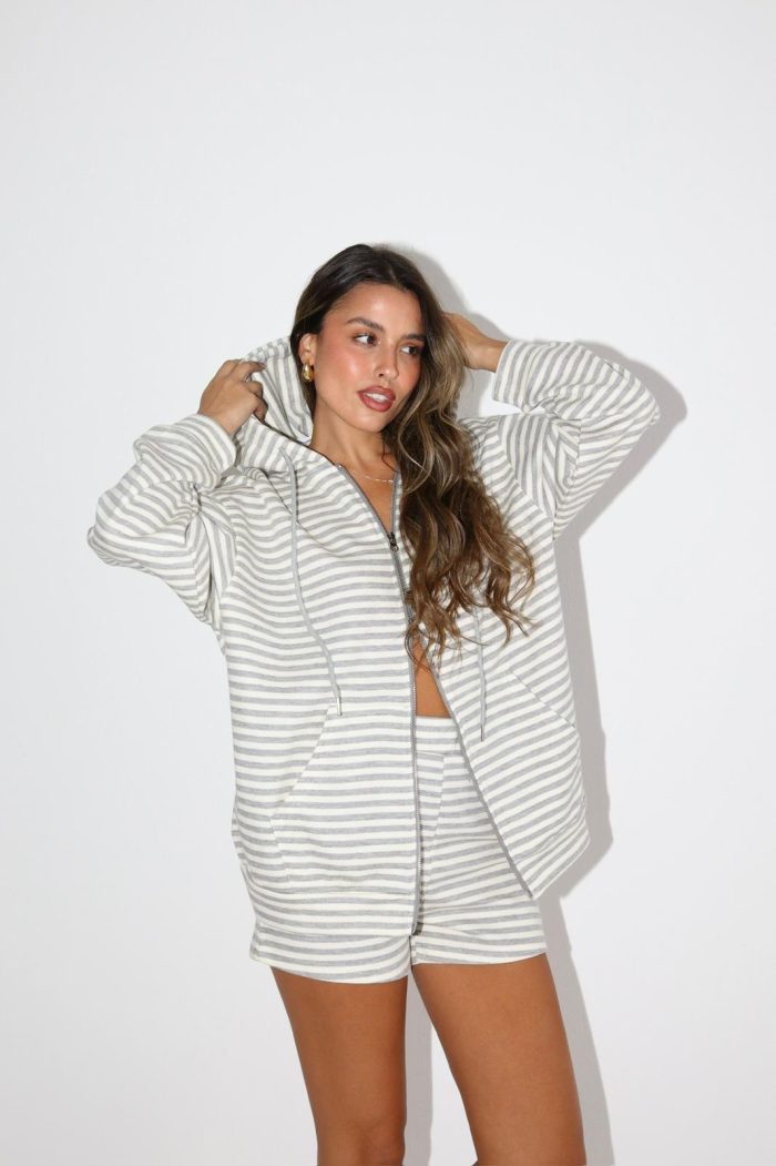 ⁦חליפת קפוצ׳ון פסים שורט⁩ – תמונה ⁦8⁩