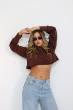 ⁦חולצת קרופ גזור⁩ – תמונה ⁦2⁩