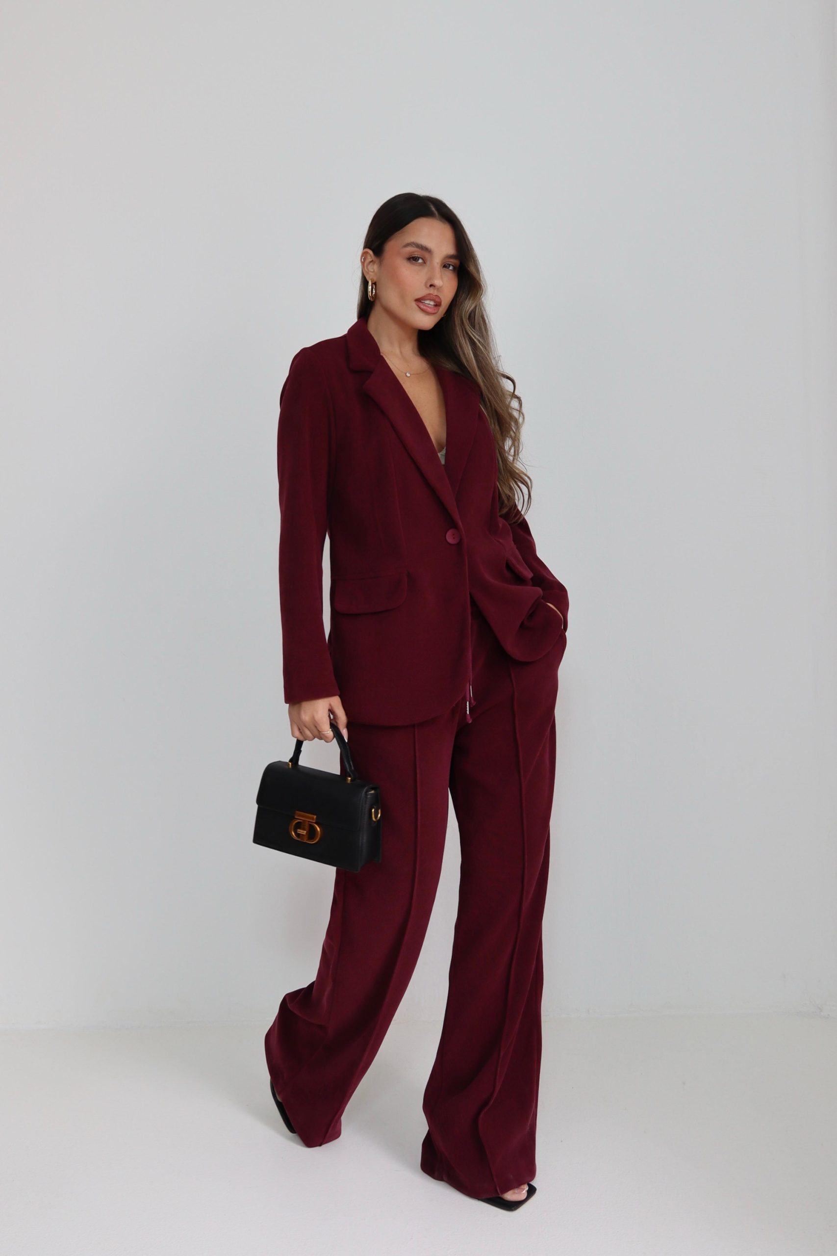 5489082a-ee49-452c-ad1e-71eff70bd7be חליפת לינוי – תמונה 1