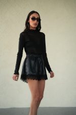 ⁦שורט עור תחרה⁩ – תמונה ⁦3⁩