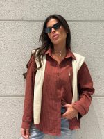 מכופתרת פולו פסים דקים