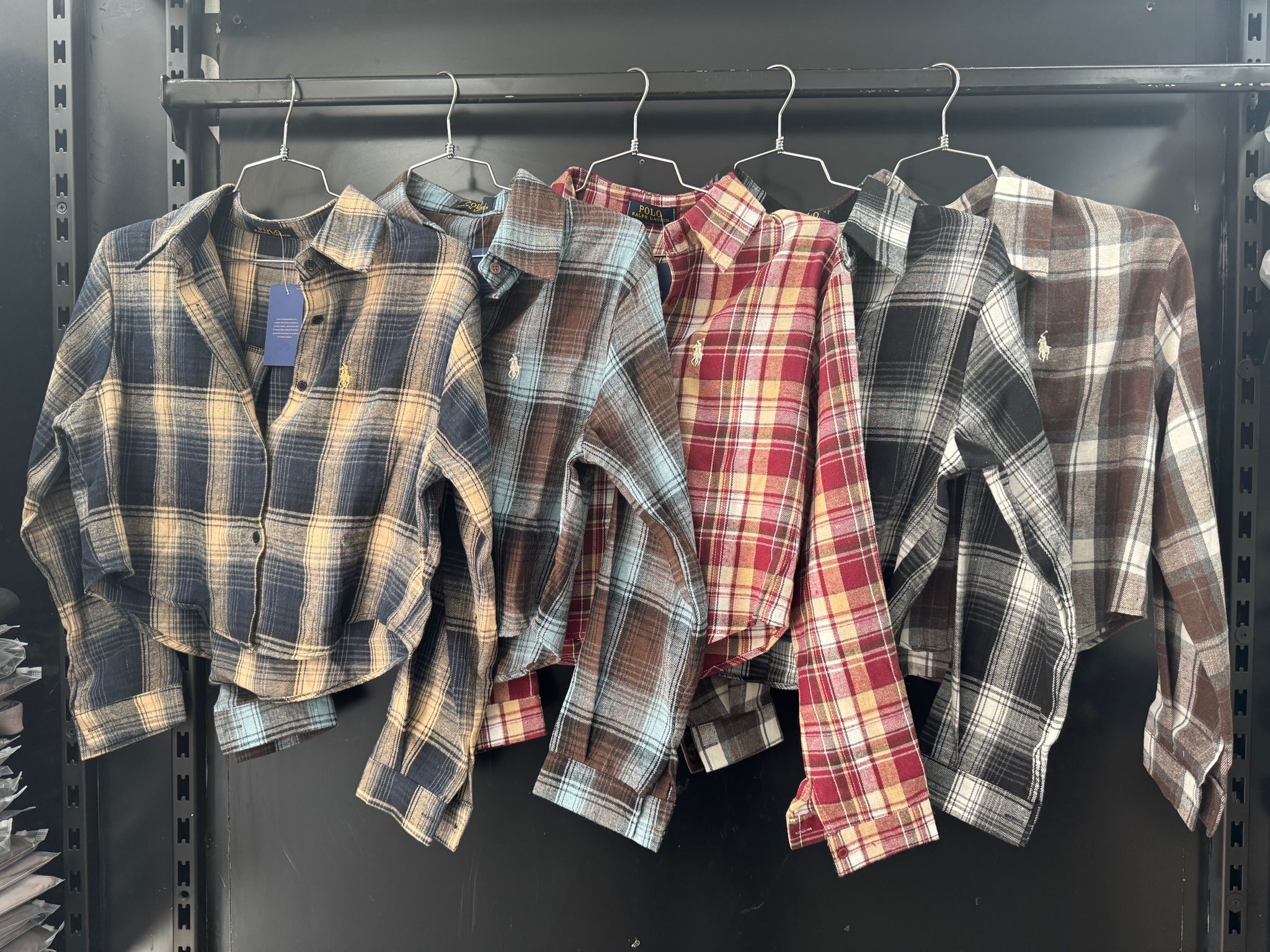 ac012dd3-8a5b-4a04-b58e-59932e7d7473 מכופתרת משבצות פולו – תמונה 1