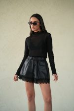 ⁦שורט עור תחרה⁩ – תמונה ⁦4⁩