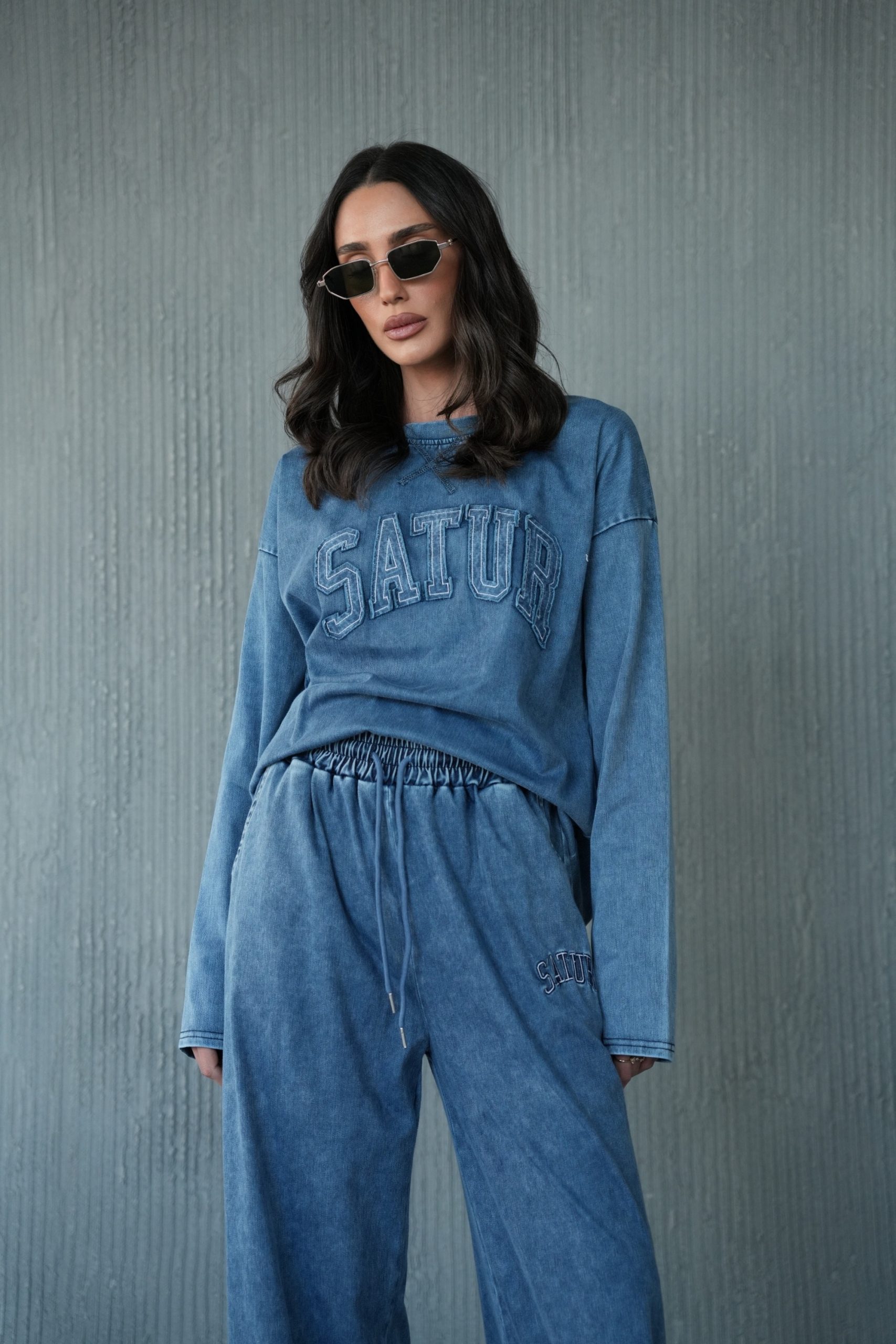 photo-2025-11-18-08-36-40 חליפת ג׳ינס כיתוב – תמונה 1