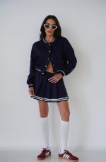 ⁦חליפת חצאית כפתורים זהב⁩ – תמונה ⁦3⁩