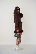 ⁦חליפת חצאית פס פרווה⁩ – תמונה ⁦2⁩