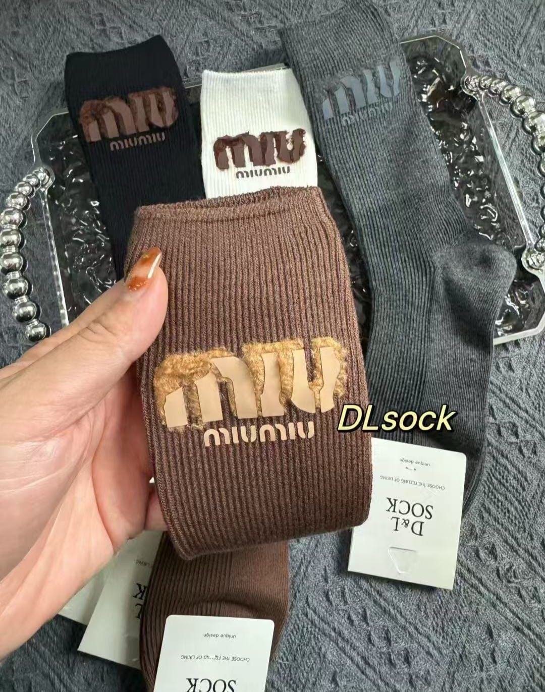 24696cad-c4a2-4913-b417-c4fb736b3987 גרביים miu – תמונה 1