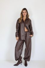 חליפת דמוי עור