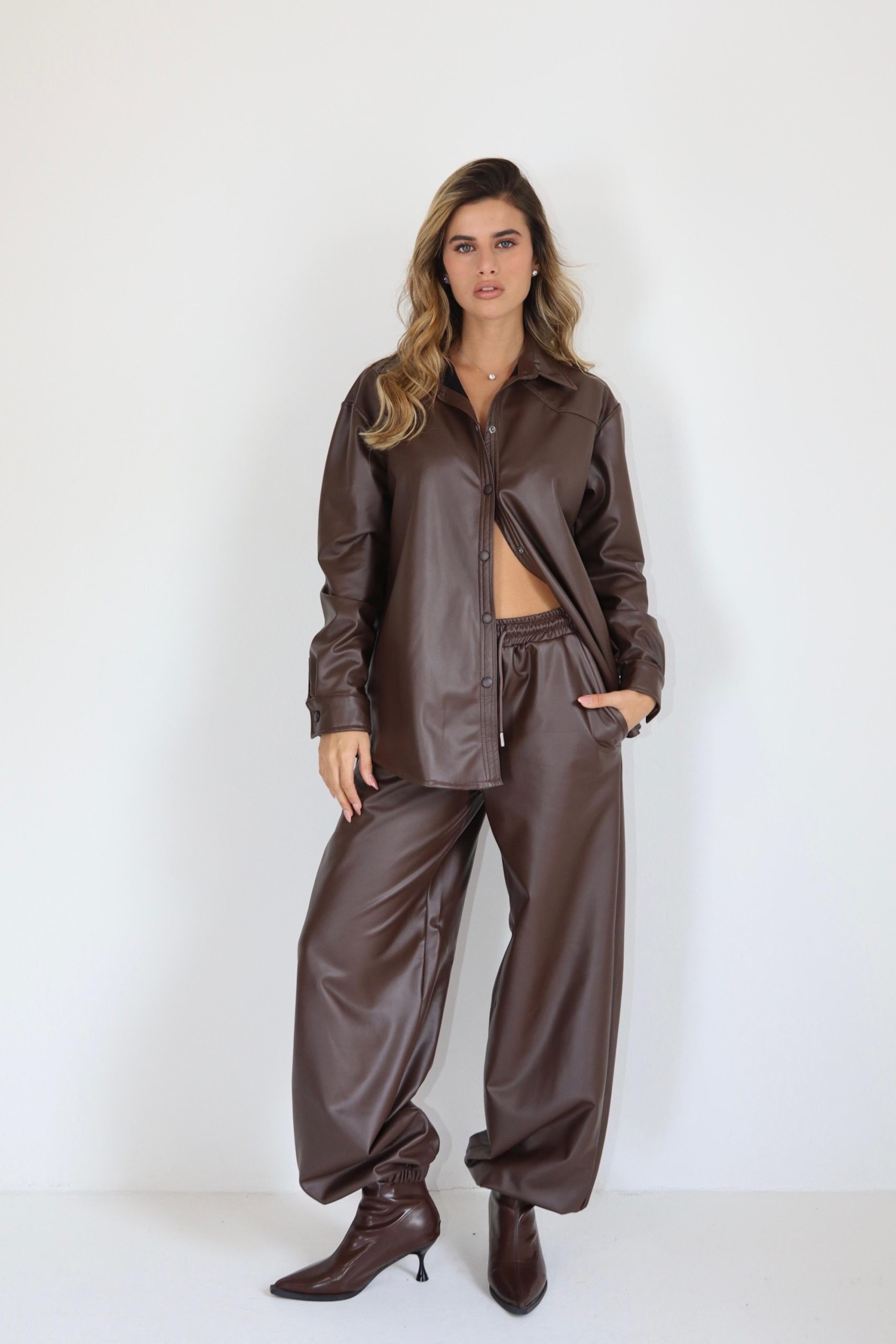 268d05e7-d90f-4800-8df9-342e9c1c81db חליפת דמוי עור – תמונה 1