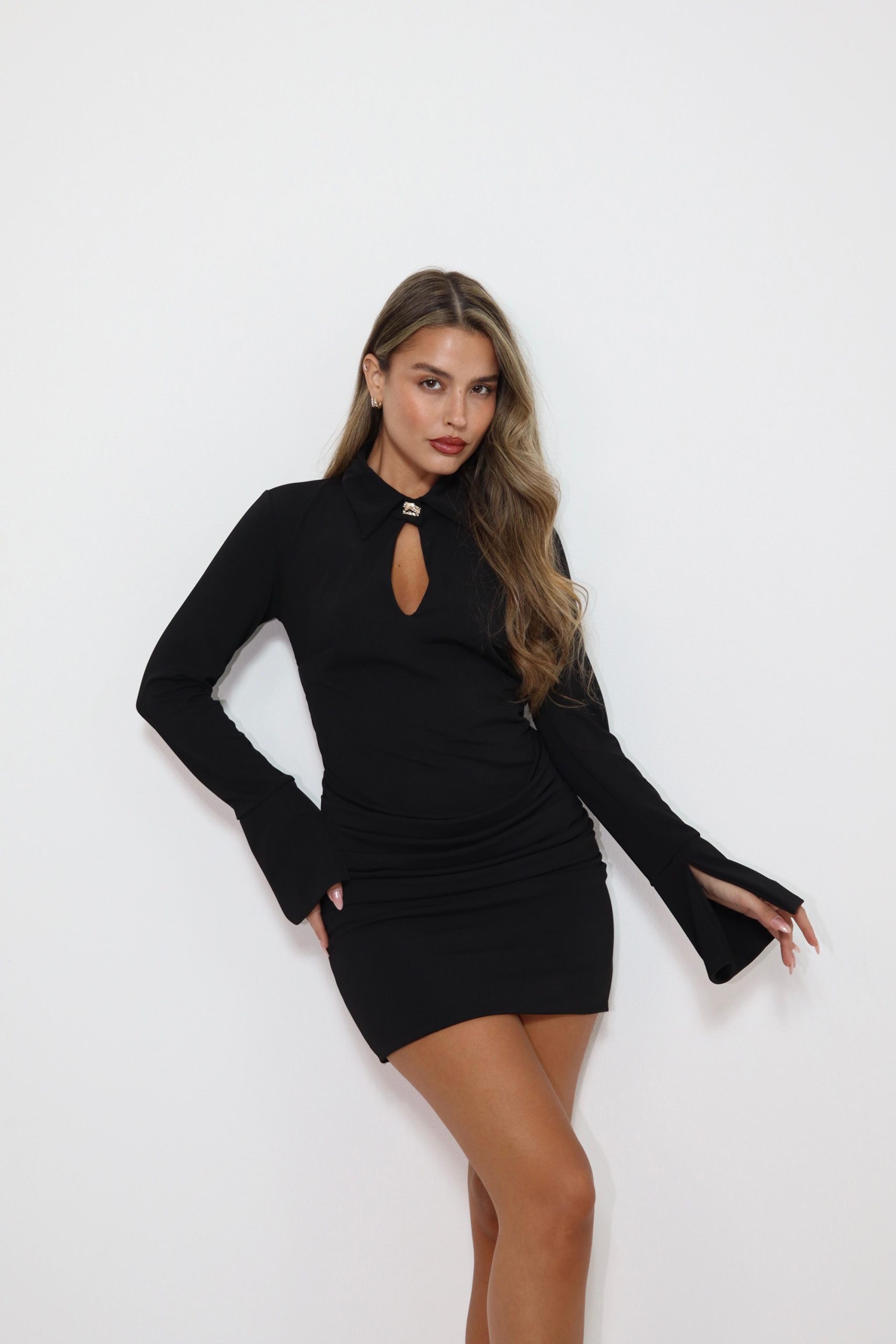 3e4828cd-6023-47fe-81fd-e6ea06ba79f1 שמלת צווארון כפתור זהב – תמונה 1