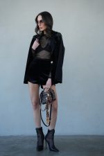 ⁦חליפת בלייזר שורט קטיפה⁩ – תמונה ⁦3⁩