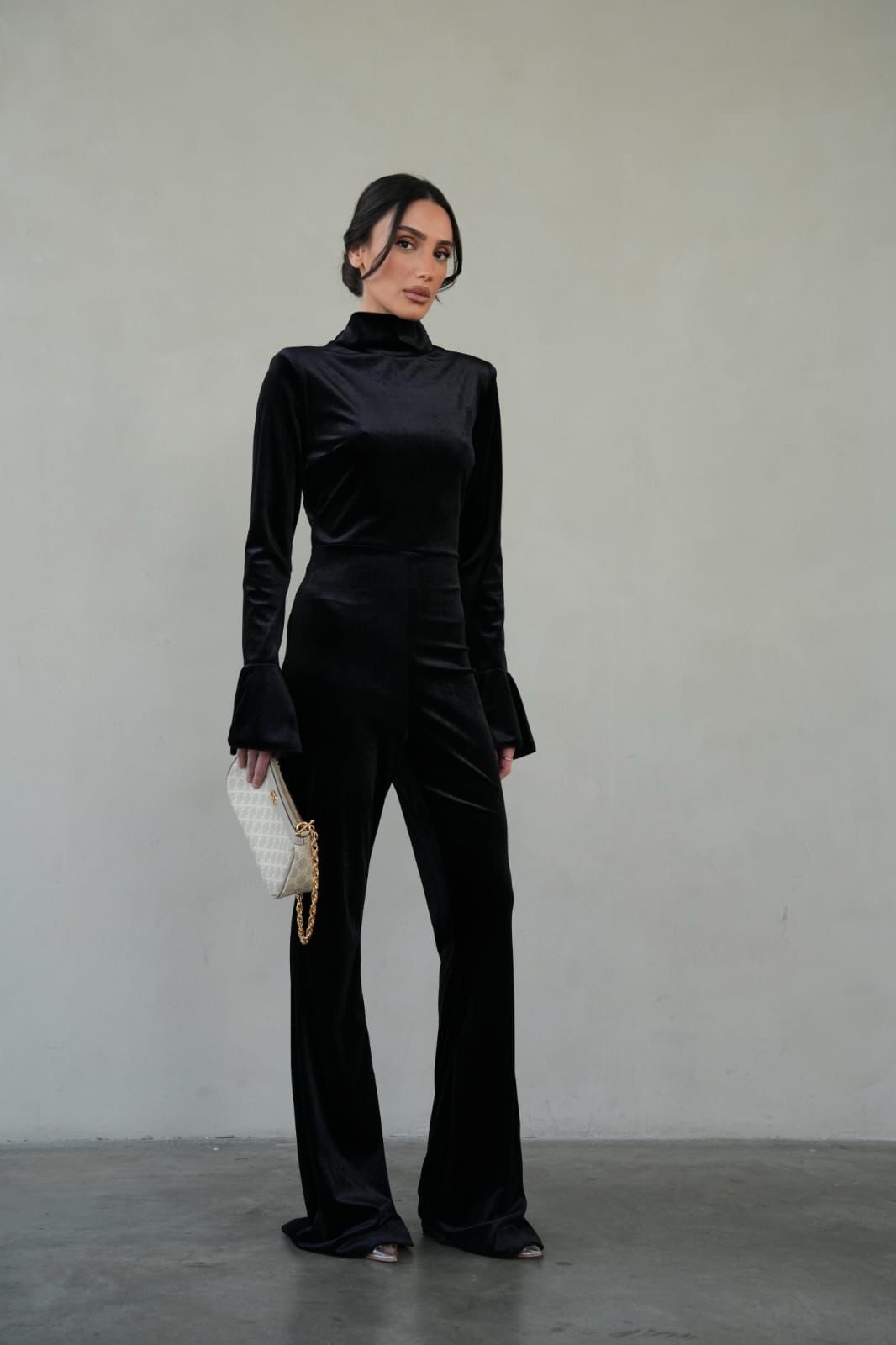 75b9c63a-4a12-4fd3-91f9-c71fb85b902d אוברול קטיפה גב פתוח – תמונה 1