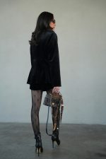 ⁦חליפת בלייזר שורט קטיפה⁩ – תמונה ⁦5⁩