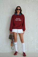 ⁦חולצת כיתוב צווארון ג׳ינס⁩ – תמונה ⁦2⁩