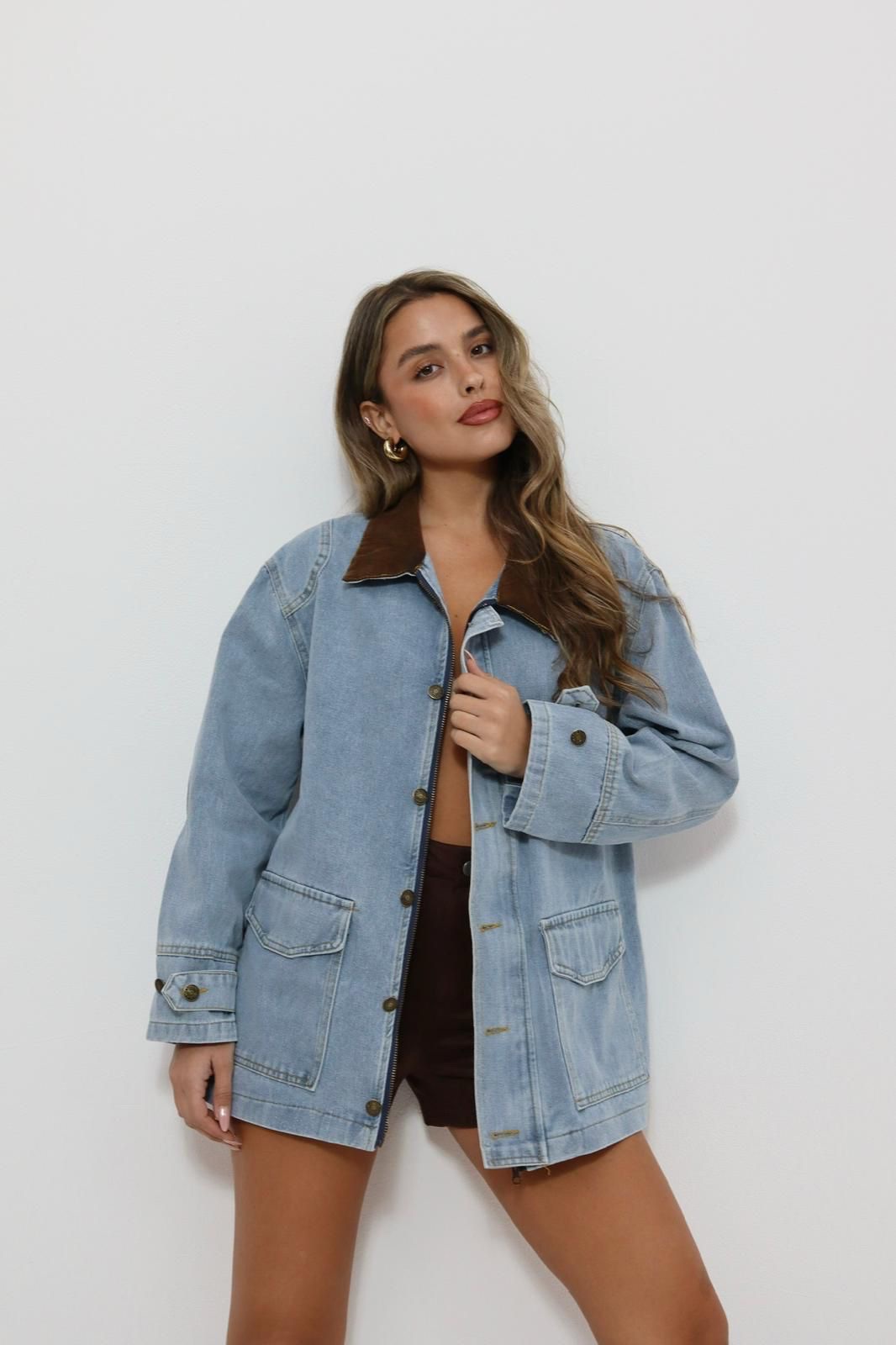 9208ef57-f74a-4cd7-833a-f67d40356e6d ג׳קט ג׳ינס צווארון פרווה – תמונה 1