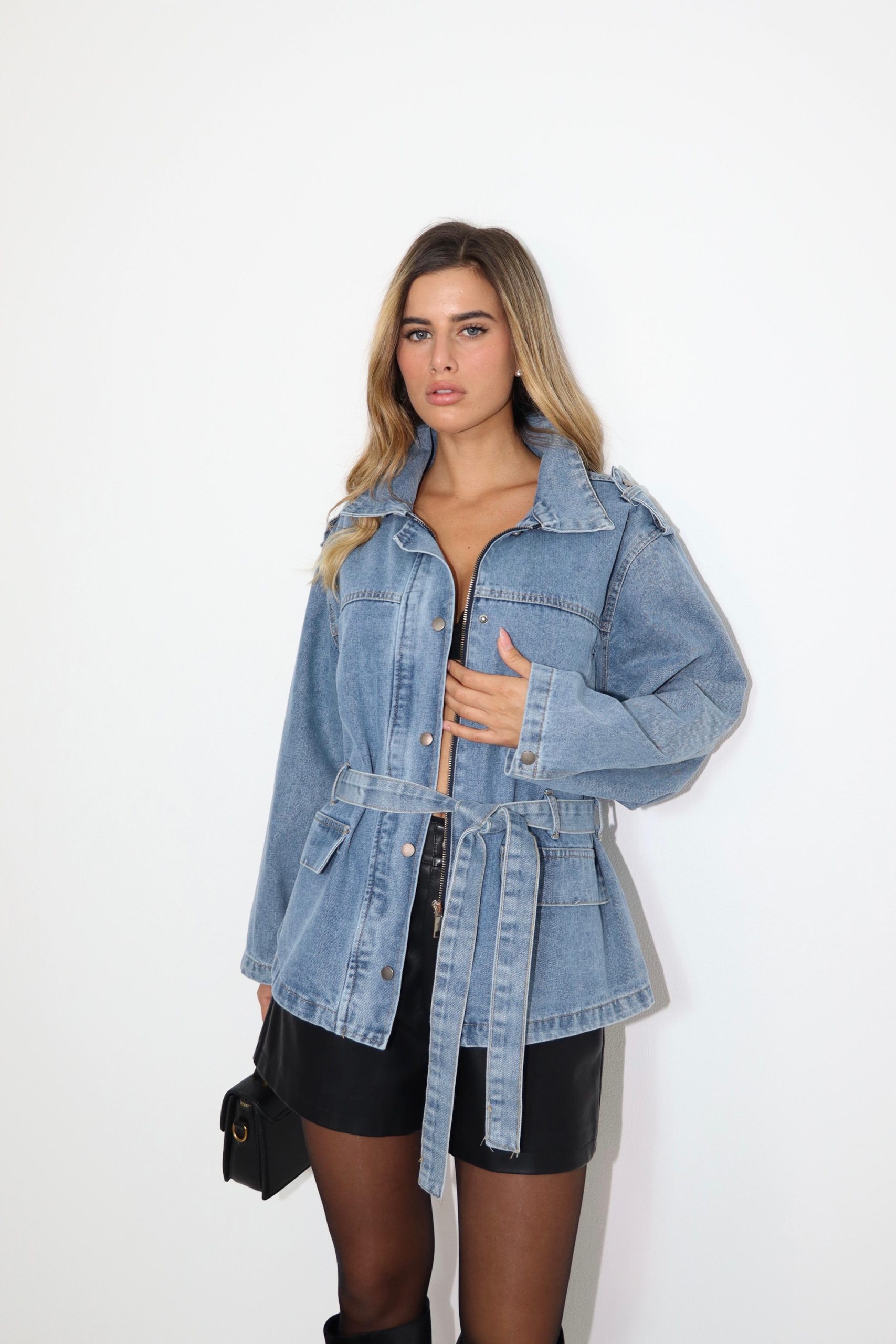 9c84285a-3f58-4798-a565-a2e8032e652c ג׳קט ג׳ינס – תמונה 1