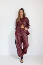 ⁦חליפת דמוי עור⁩ – תמונה ⁦3⁩