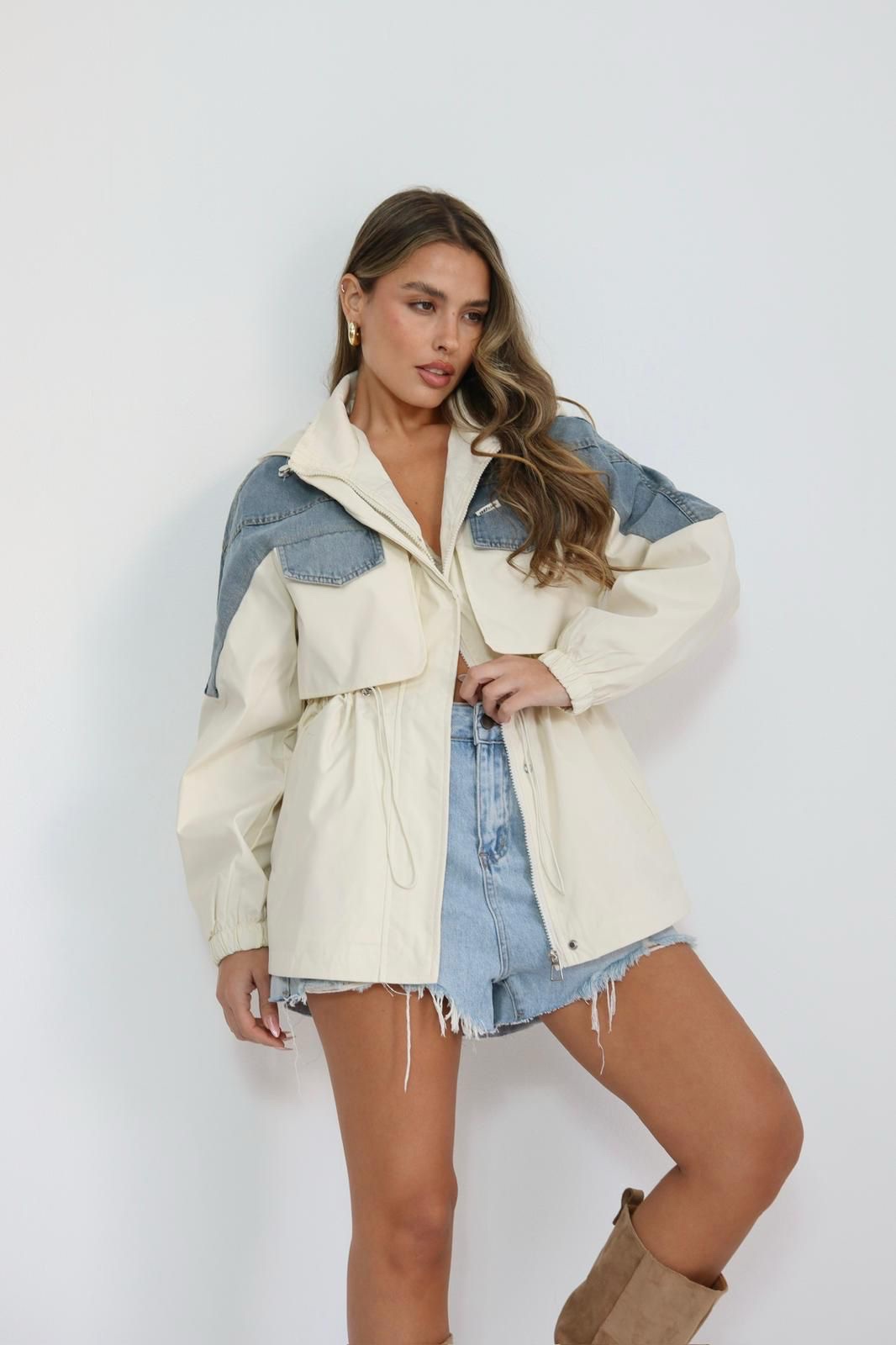 c56d7eff-05e2-44b9-af92-f376eace6a7d ג׳קט שילוב ג׳ינס – תמונה 1