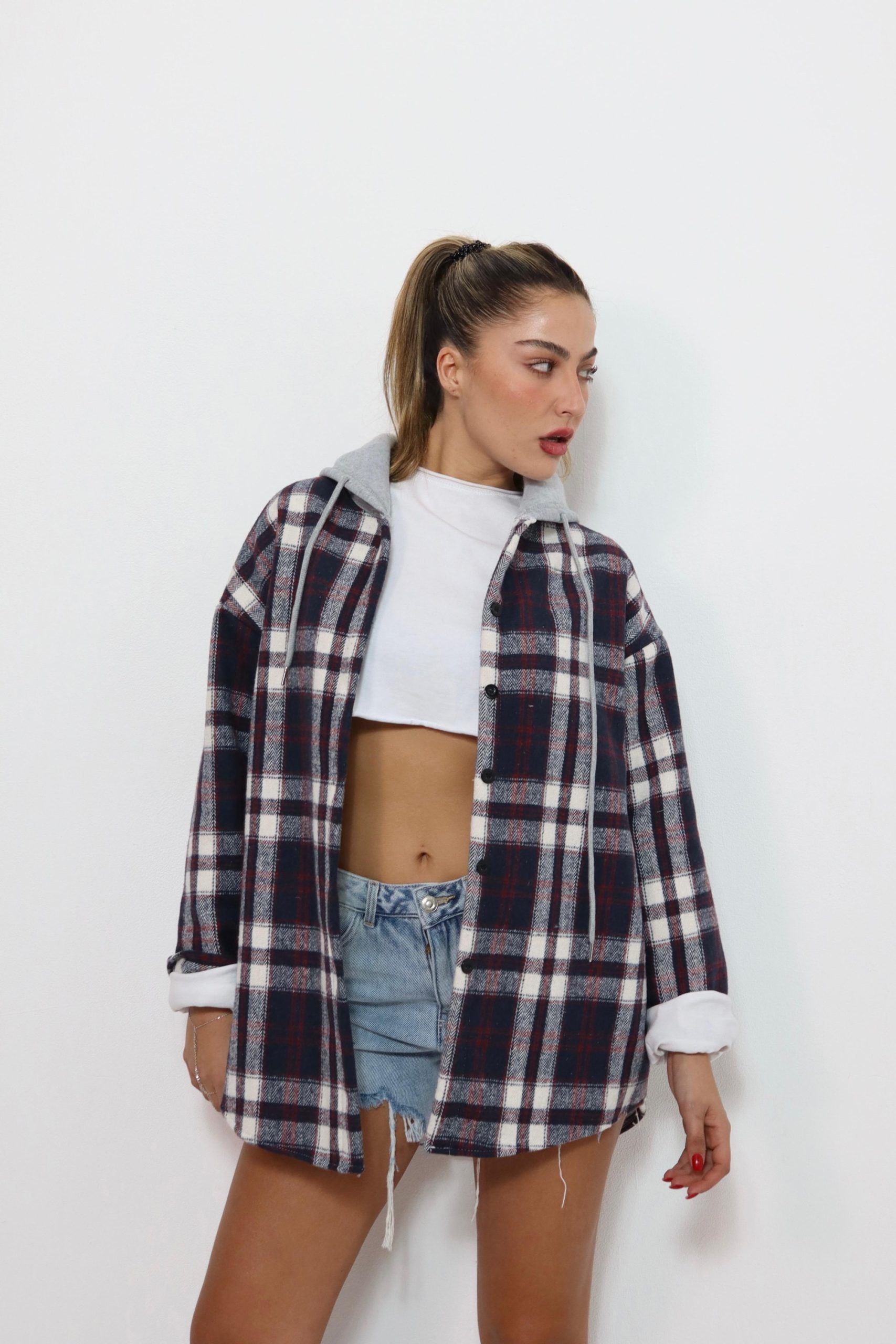 d41860f8-a449-4f6b-9c8e-599740fa8248 ג׳קט משבצות שילוב קפוצ׳ון – תמונה 1