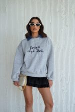 ⁦חולצת כיתוב צווארון ג׳ינס⁩ – תמונה ⁦4⁩