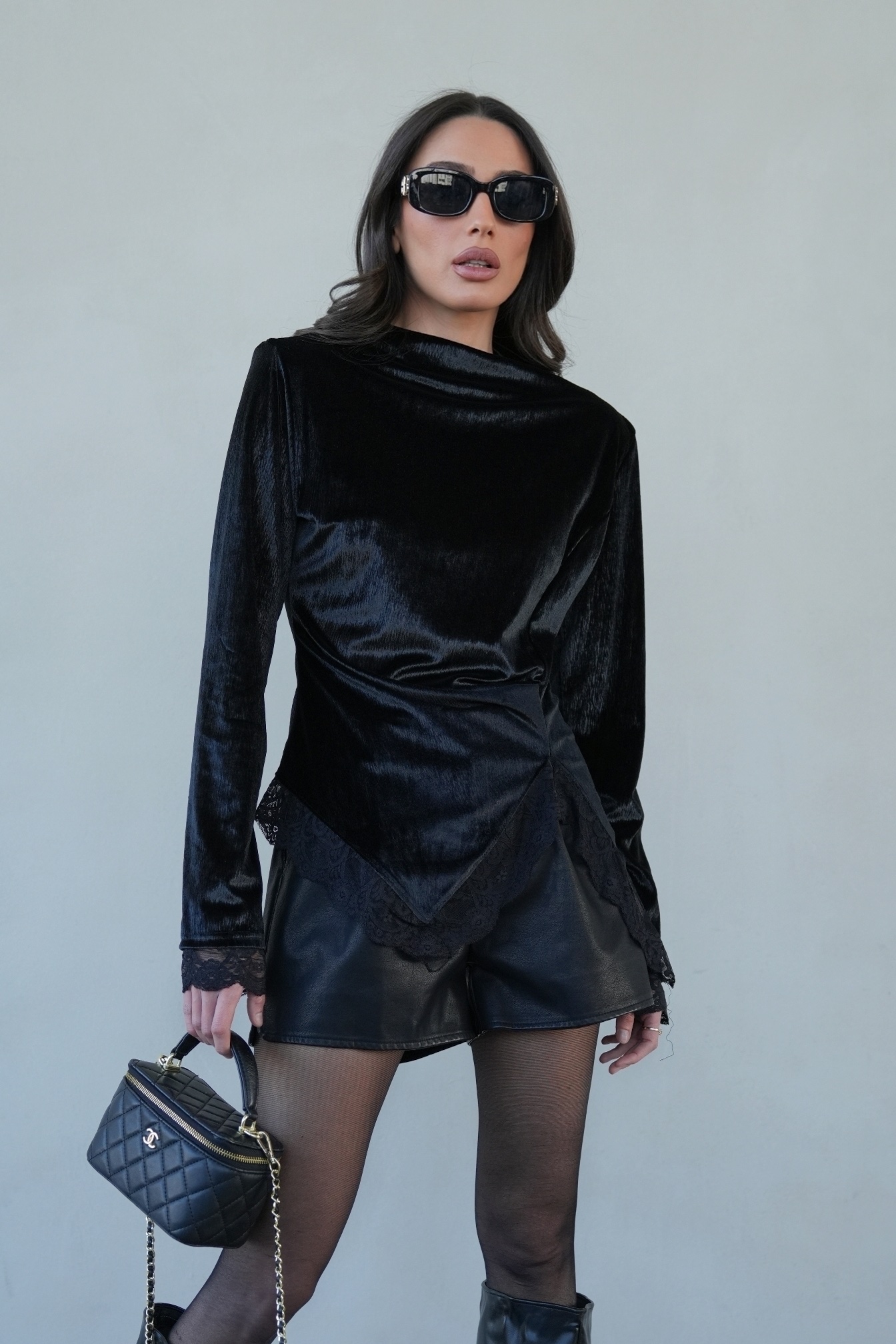 339f57be-197d-48a5-9069-e03d32015b08 חולצת קטיפה תחרה – תמונה 1