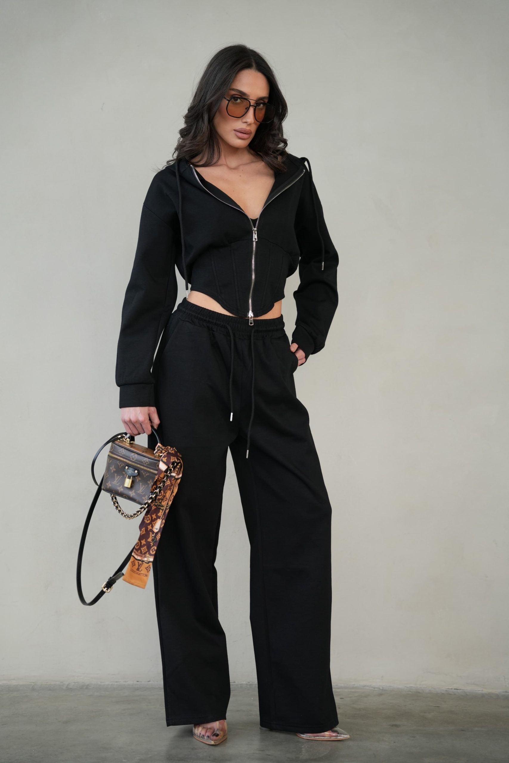 6db74bce-4e81-4daa-befd-1f68963ac2a6 חליפת קפוצ׳ון מחוך – תמונה 1