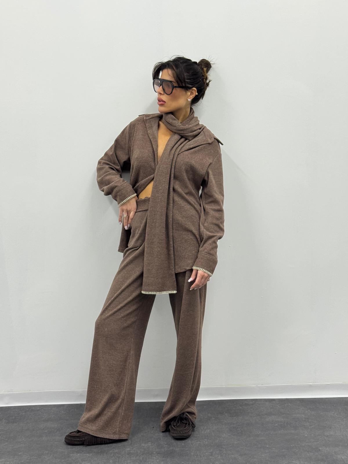 95f17a4e-dc56-4758-a8ba-573c12f958a4 חליפת שלוש חלקים שילוב צעיף – תמונה 1