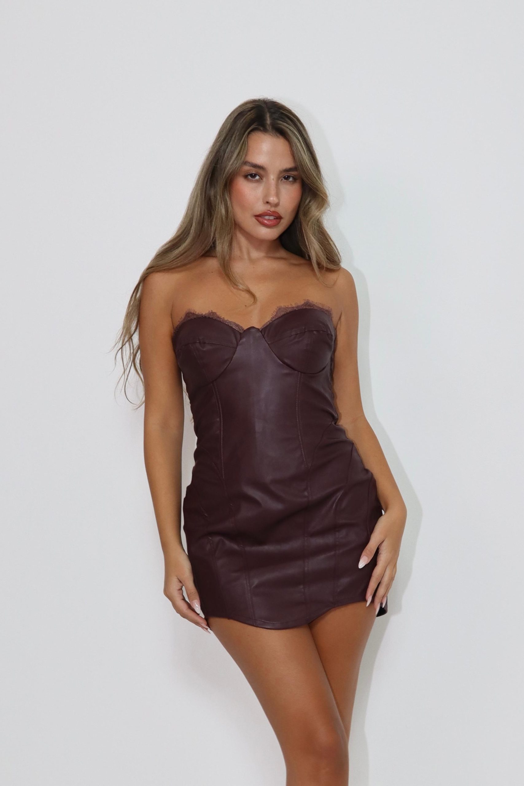 9748027c-47f2-4325-8d71-a7d853c7cb24 שמלת מיני עור – תמונה 1