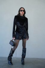 ⁦חולצת קטיפה תחרה⁩ – תמונה ⁦2⁩