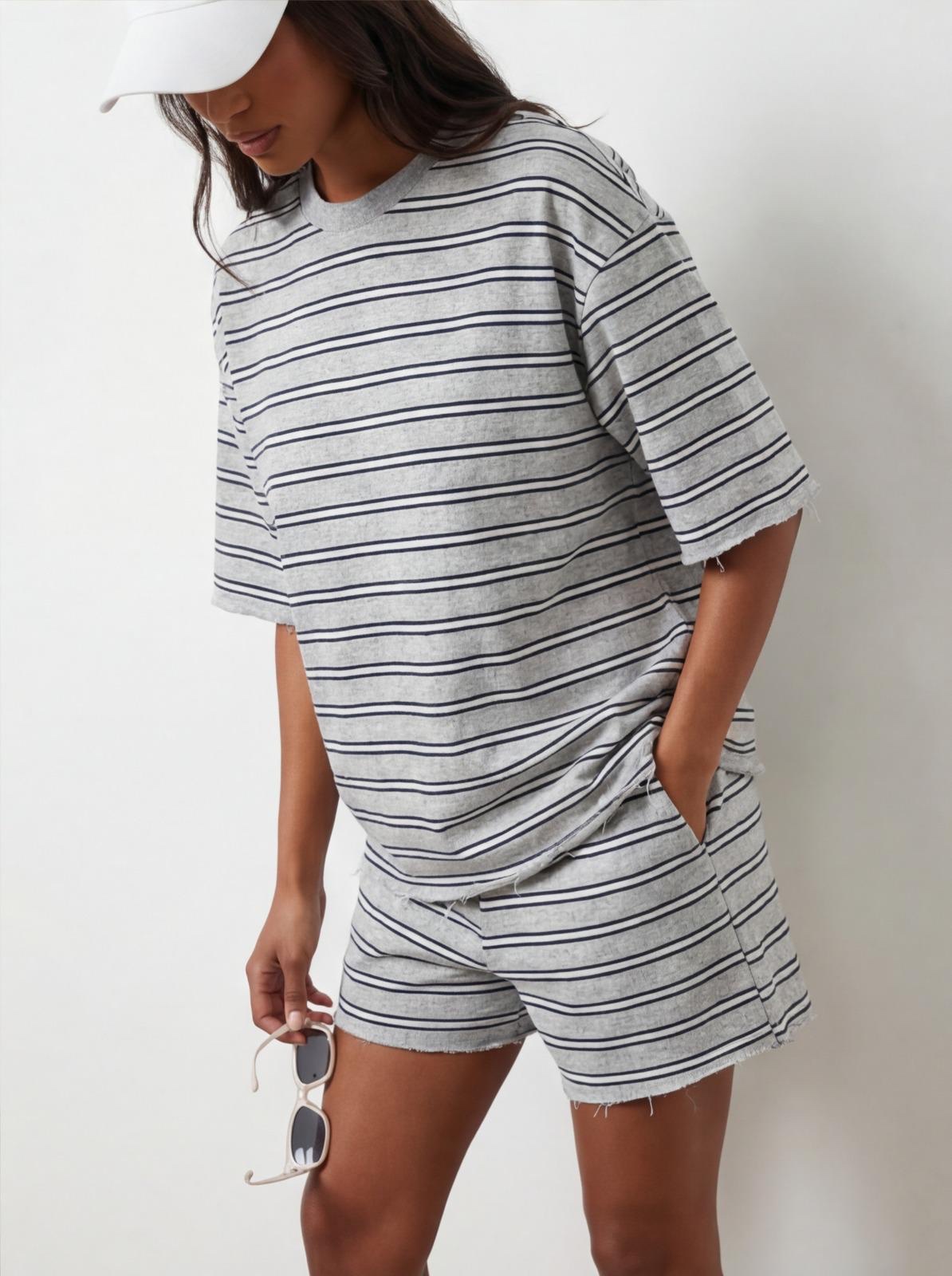 4facd2e2-3eb2-46ac-b1b4-99e32b5f1e44 חליפת שורט פסים – תמונה 1
