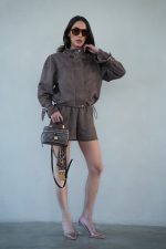 ⁦חליפת שורט זמש⁩ – תמונה ⁦6⁩