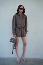 ⁦חליפת שורט זמש⁩ – תמונה ⁦5⁩