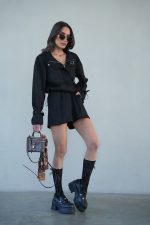 ⁦חליפת שורט זמש⁩ – תמונה ⁦4⁩