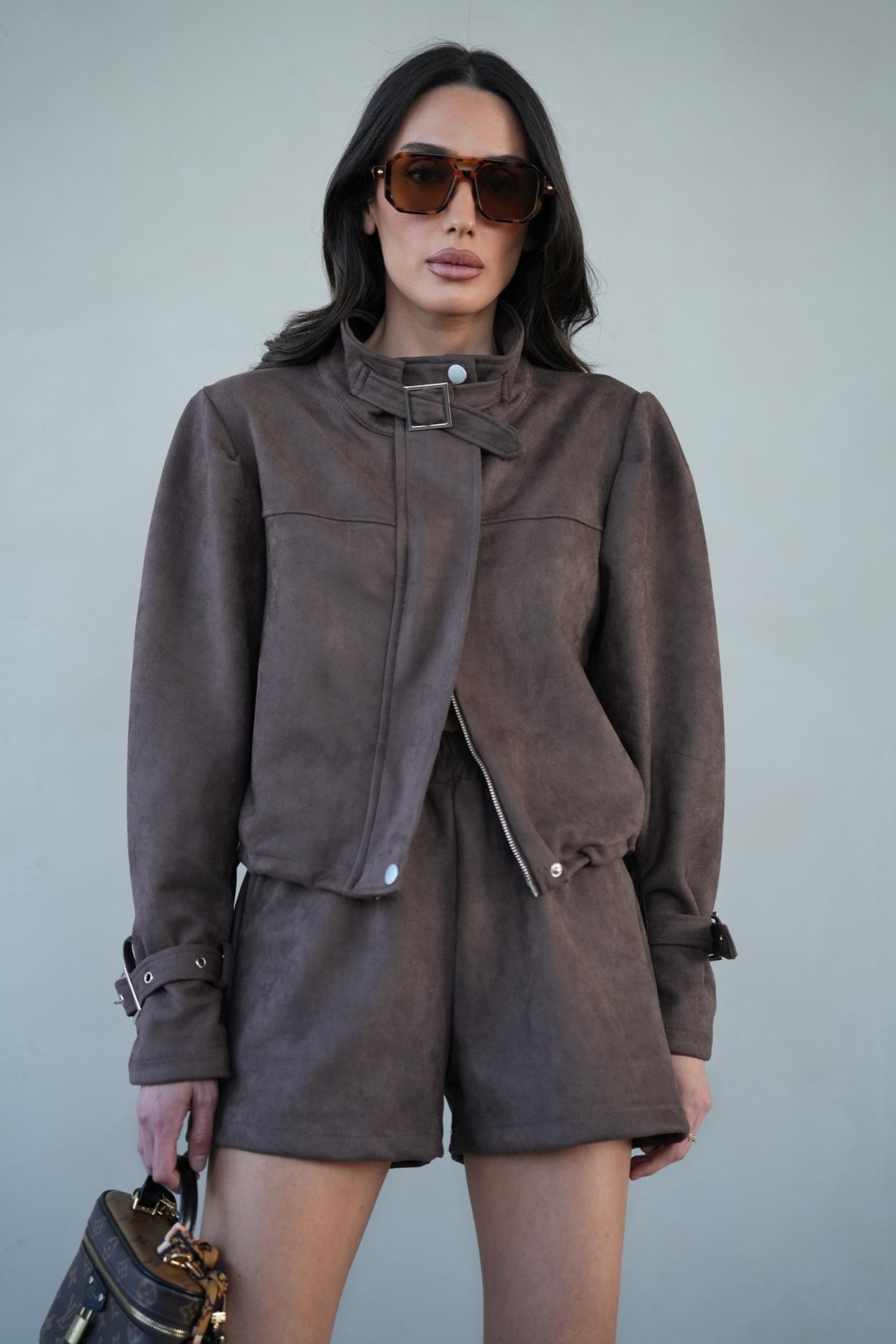 b9bcea3f-08e0-454d-be10-3201e72fe448 חליפת שורט זמש – תמונה 1