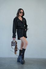 ⁦חליפת שורט זמש⁩ – תמונה ⁦2⁩